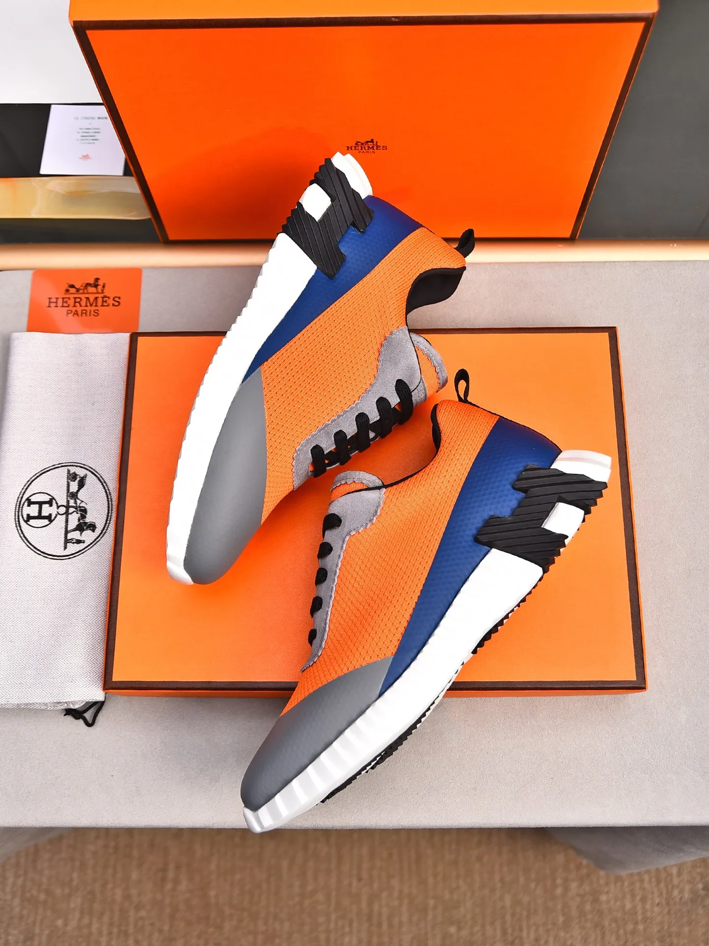 PP600【Hermes】fe new arrival~New Bouncing sneakers are the most comfortable shoes from Hermès. They are extremely light on the feet and look great. You won’t feel tired even when you go shopping and running around. 👍Very light and comfortable. Extremely light. Perfect for both sports and leisure. The feeling of stepping on them is great! It’s up to you to choose, there’s always what you want~ ✔️Fabric: Imported first-layer cowhide + high-elastic fly weave ✔️Inner lining: Imported water-dyed cow lining ✔️Outsole: Seamless combination of IP+TPU (multi-color letters) German technology irradiation machine ✔️Code number: Male 38-44 (45 customized)